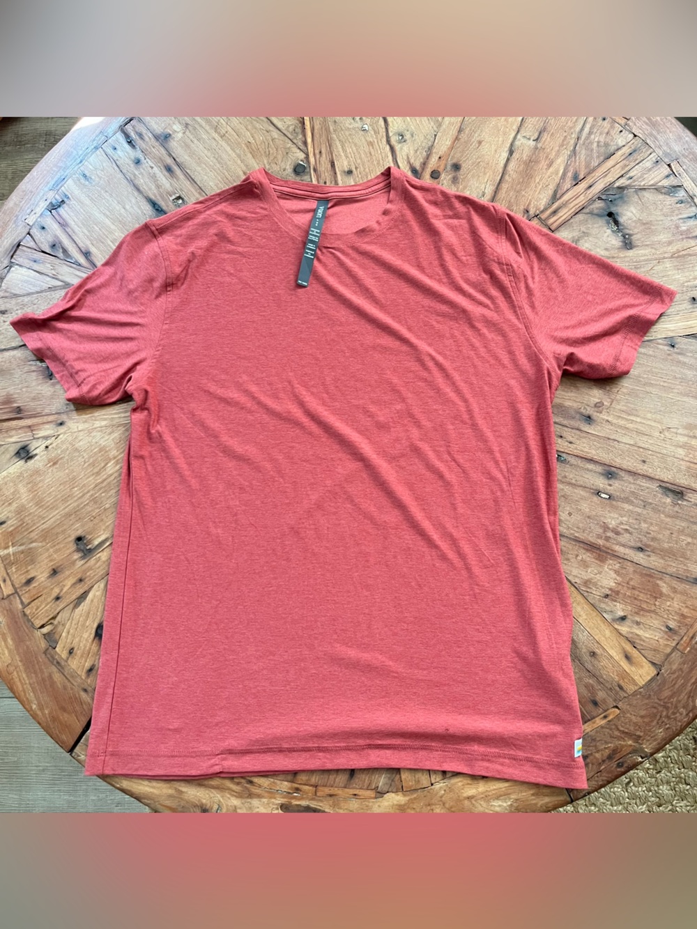 Vuori NWOT Strato Tech T Shirt SS V126 Terracotta Stretch Performance Mens L NEW